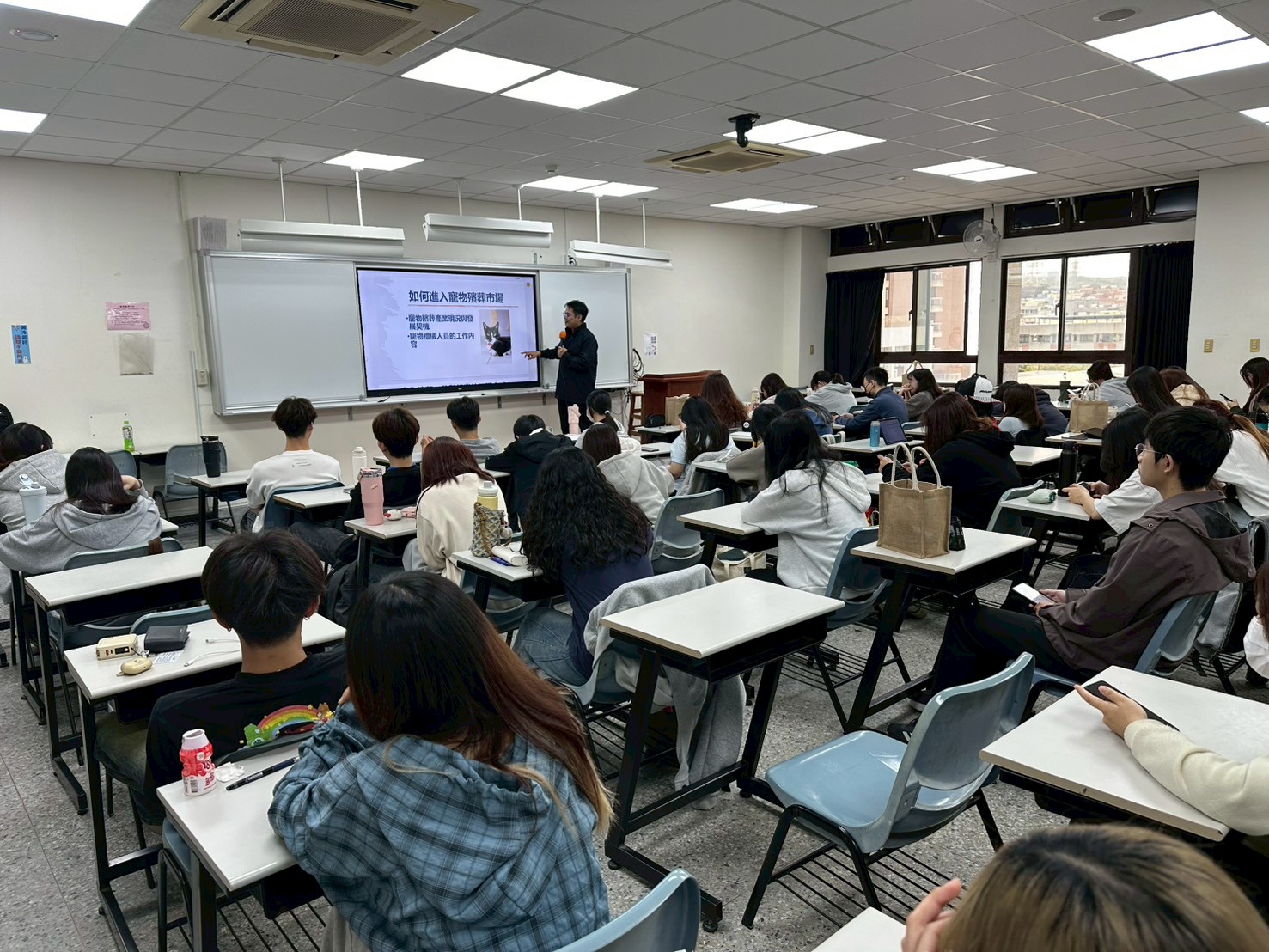 金寶山王別玄協理前進弘光科大，主講「寵物臨終服務」專題